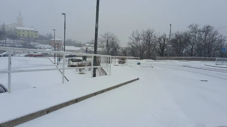 Grad i prigrad danas ujutro potpuno prekriveni snježnim pokrivačem!