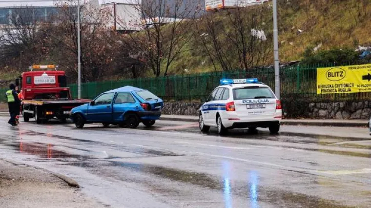 Vozačica izgubila nadzor nad &bdquo;fiestom&ldquo; i udarila u nadolazeći &bdquo;clio&ldquo;