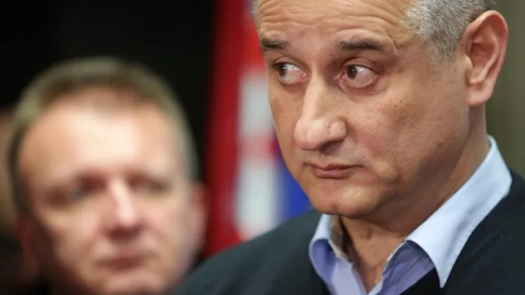 Karamarko odgovorio Dačiću dotaknuv&scaron;i se ćirilice i Oluje