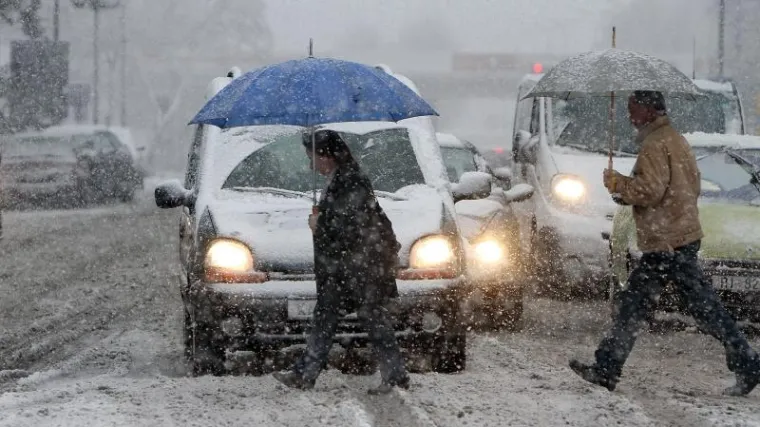 Hladno i oblačno jutro s oborinama, promet otežan
