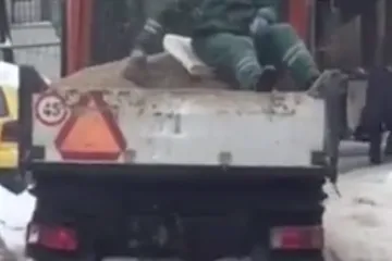 Evo kako se rješava problem snijega na cesti u Prištini