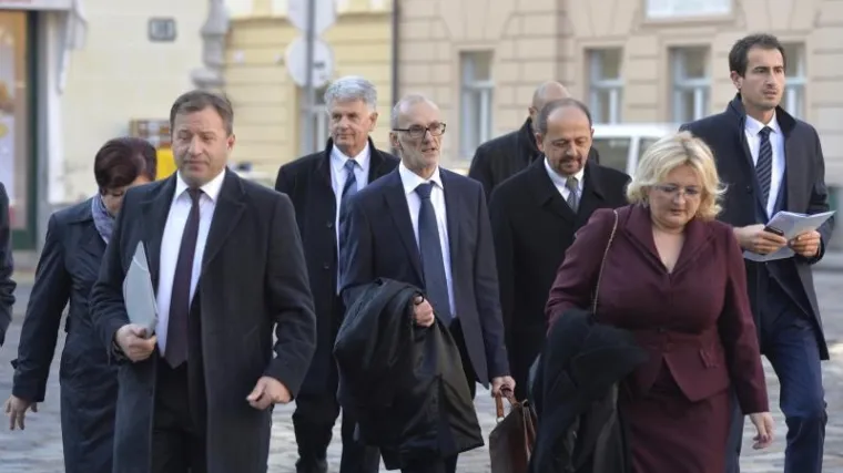 Igrat ćemo ping-pong igru dok se stvari ne poslože