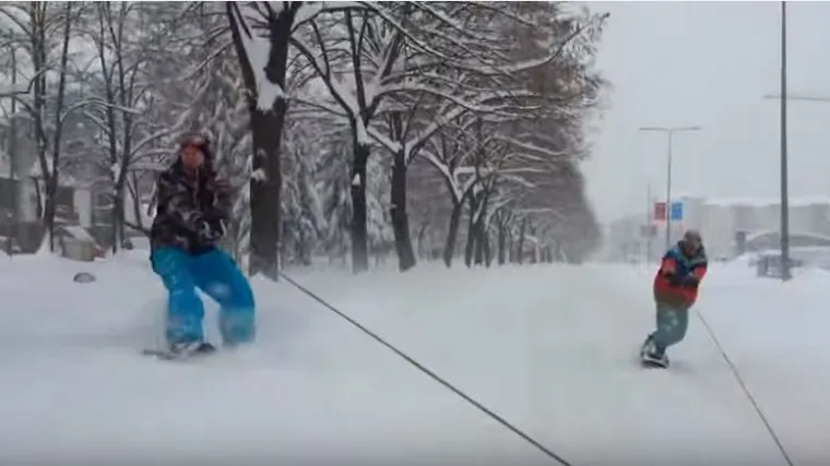 Skija&scaron; i snowboarder izvodili vratolomije na ulicama grada