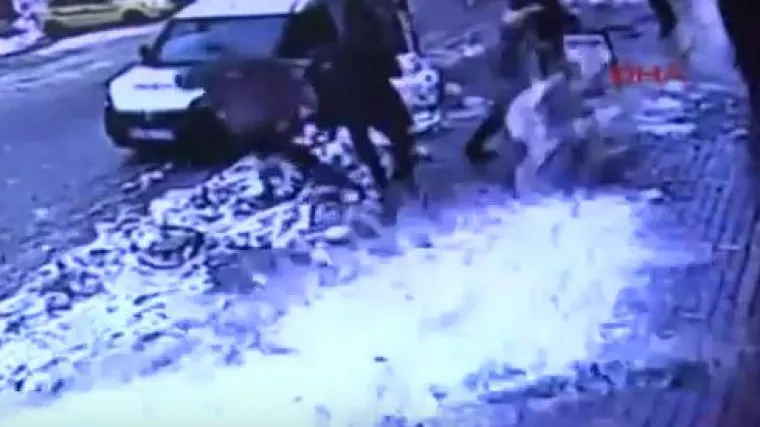 Dvoje te&scaron;ko ozlijeđenih nakon pada snijega s džamije