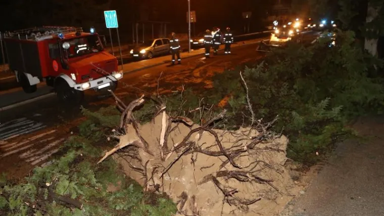 Vjetar, ki&scaron;a, tuča i pijavica poharali Split