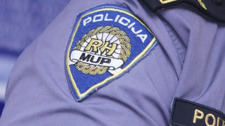 Prvo napao ukućane pa nožem i suzavcem nasrnuo na policajce