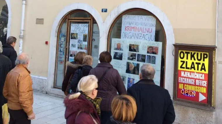 Riječani i turisti u čudu razgledavaju 'izlog srama' Slavice &Scaron;ote!
