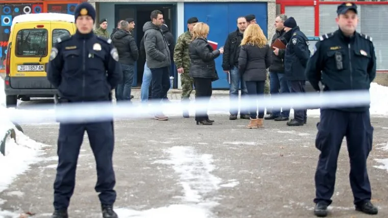 Časnik HV-a nožem izbo četverogodi&scaron;nju kćer i suprugu, pa skočio sa zgrade