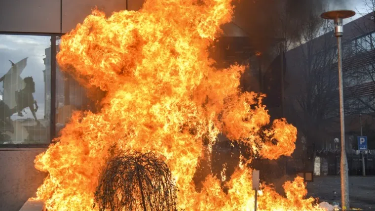 Prosvjednici bacali Molotovljeve koktele, gorjela zgrada vlade