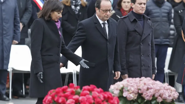 Francuzi na pariškom Trgu Republike odali počast žrtvama terorizma: prisustvovao i predsjednik Hollande