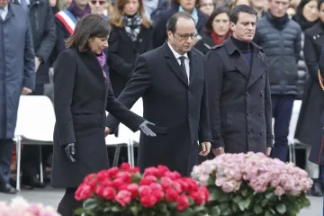 Francuzi na pariškom Trgu Republike odali počast žrtvama terorizma: prisustvovao i predsjednik Hollande