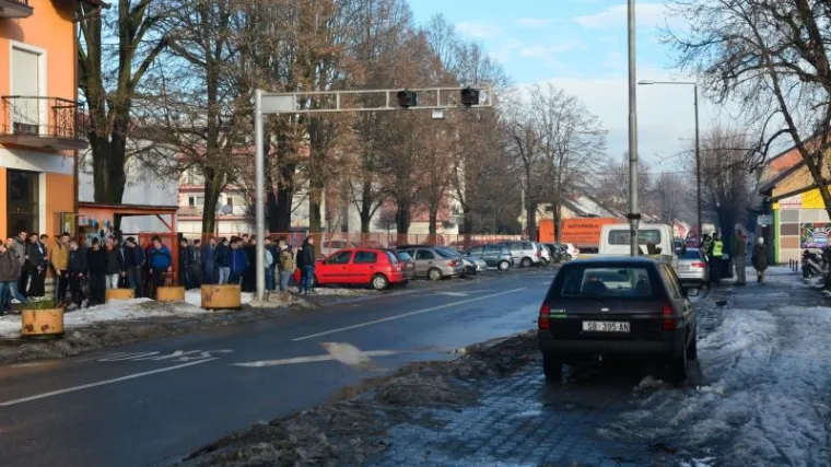 Izbjeglice iskočili iz vlaka u Slavonskom Brodu pa utrčali u pekarnicu, &scaron;kolu i trgovinu