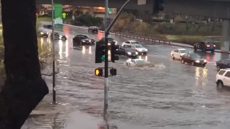 Pogledajte kako Gallardo prolazi kroz poplavljene ulice San Diega