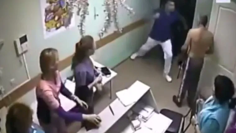 &Scaron;okantni trenutak kada liječnik jednim udarcem ubija pacijenta