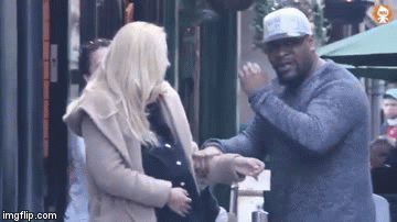 Pretvarao se da udara trudnicu u javnosti