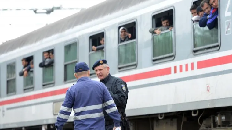 Dvadeset izbjeglica iskočilo iz vlaka, lovila ih policija