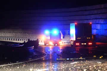 Teška nesreća kod tunela Sveti Rok: automobil se prevrnuo na krov pa na njega naletio kamion