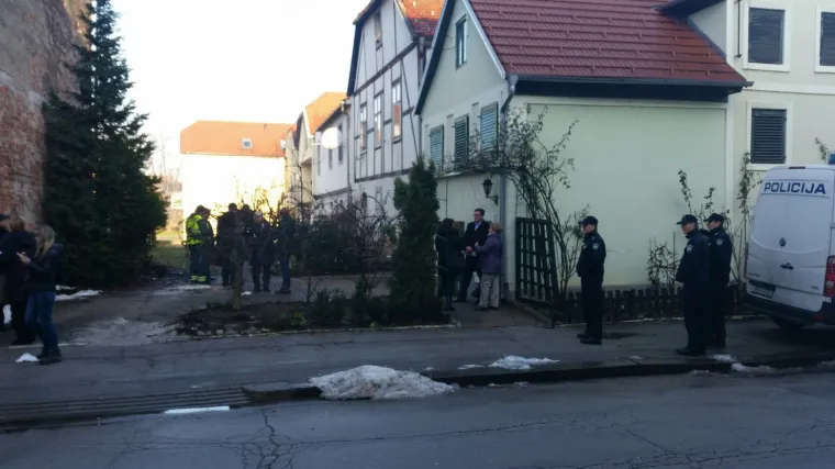 Te&scaron;ka mehanizacija u pratnji policije u Križanićevoj &ndash; do&scaron;li ru&scaron;iti bespravnu ogradu i cvjetnjak