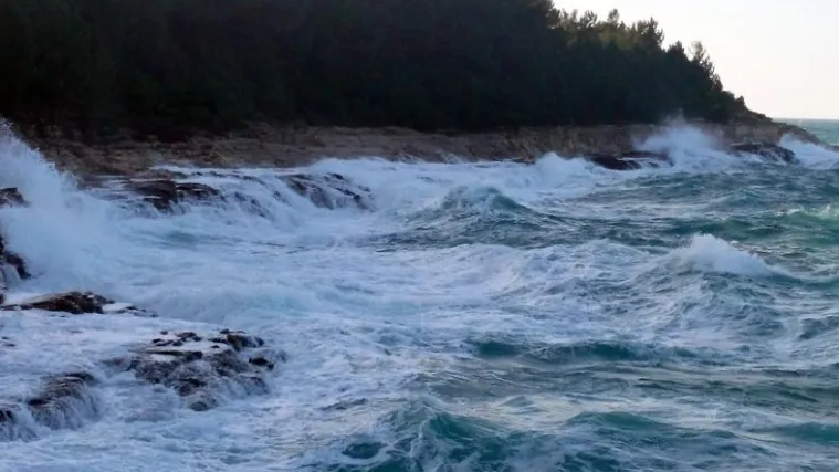 Nesvakida&scaron;nji prizori: Divlje more na Kamenjaku progutalo plažu