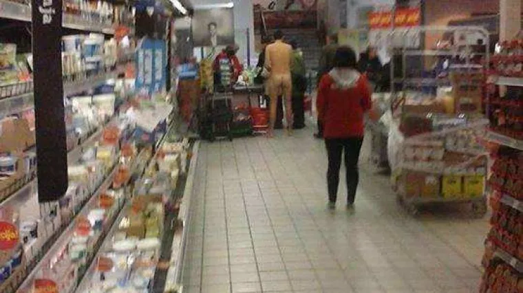 Mu&scaron;karac do&scaron;ao u &scaron;oping k'o od majke rođen