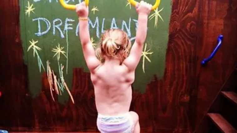 Star je samo tri godine, a već je pokazuje "kornjaču" na trbuhu