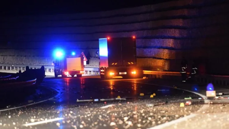 Na prevrnuto vozilo naletio kamion, vozač poginuo