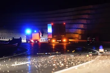 Na prevrnuto vozilo naletio kamion, vozač poginuo