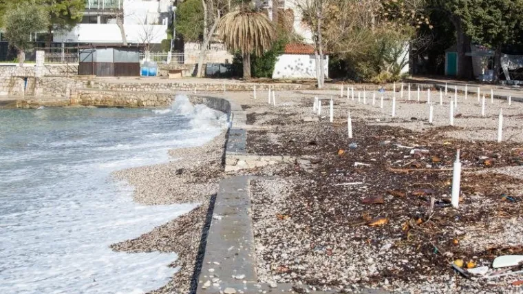 Palme u lo&scaron;em stanju, nanosi smeća na plažama (FOTOGALERIJA)