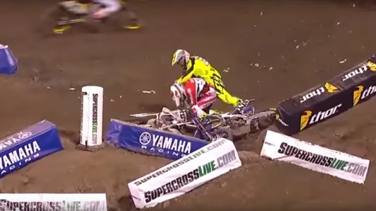 Suparnik ga sru&scaron;io s motora, ovaj ga počeo brutalno udarati