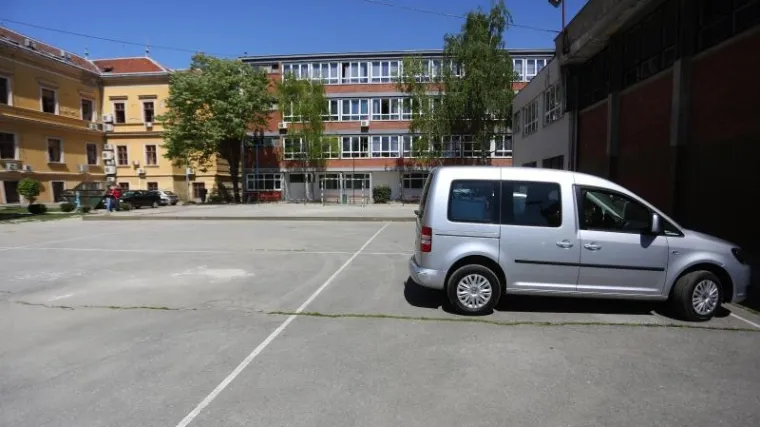 U sukobu &scaron;kole i Fakulteta pozvana i policija