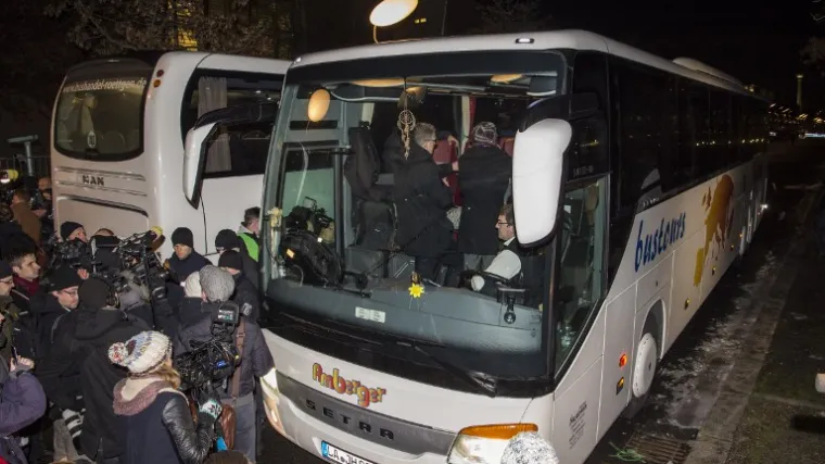 Bavarski političar poslao autobus migranata u Merkeličin ured