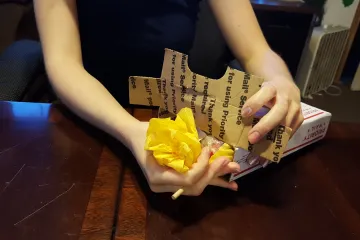 SAVRŠENA CURA? Za poklon dobila jestivi penis, nije ga vadila iz usta sat vremena