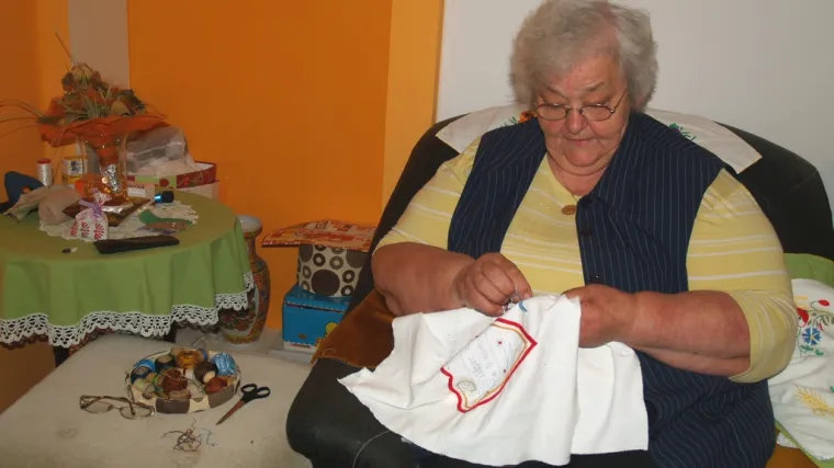 Tisuće kilometara konca, stotine metara tkanine i više stotina ručnih radova