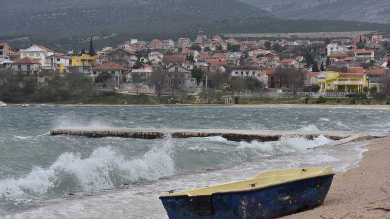 Jak vjetar ometa cestovni i pomorski promet: zatvorne ceste, trajektne linije u prekidu