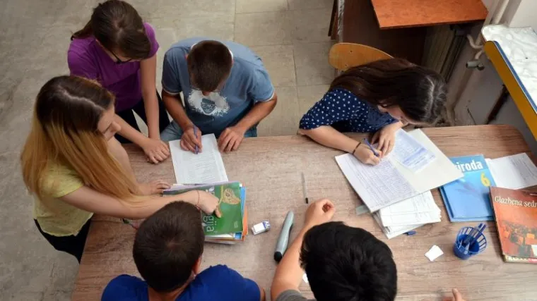 Učinkovitije kori&scaron;tenje informacija: učenici bolje pamte stojeći nego sjedeći