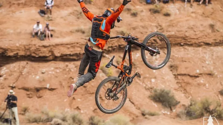 Biciklist se spustio zastrašujućom stazom