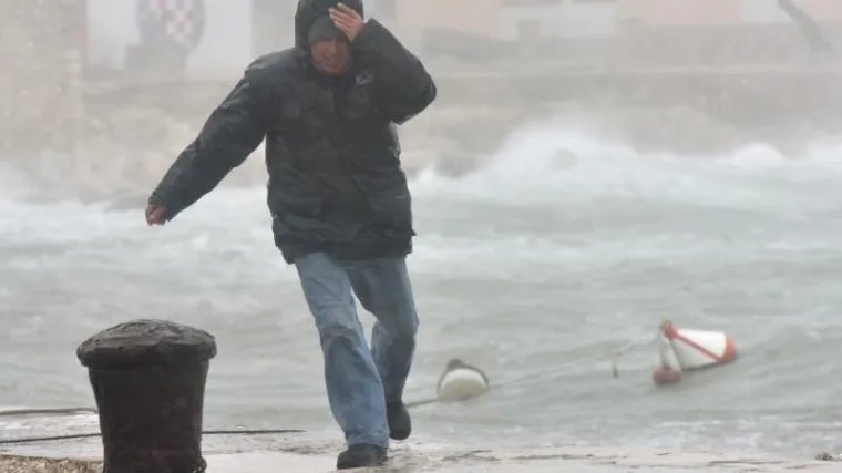 Oluje zatvorile autoceste i mostove, otoci ostali odsječeni