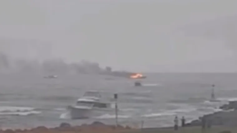 Turistički brod progutao požar, putnici u panici skakali u more