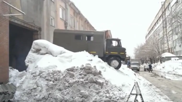 Evo kako izaći iz garaže kada je izlaz zatrpan snijegom
