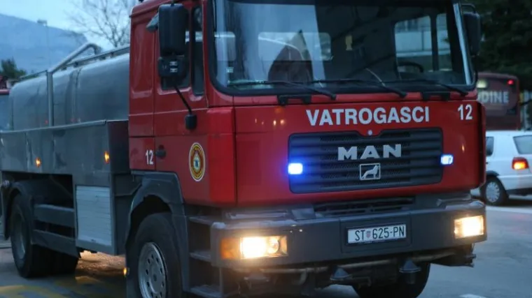 Splitski vatrogasci rano jutros gasili požar u DM-u: izgorjeli svi proizvodi u dućanu