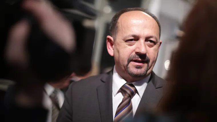 'Nedopustivo je da se drugorazredni činovnik jedne strane banke miješa u našu monetarnu politiku'