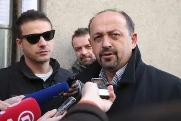 On je drugorazredni činovnik strane banke