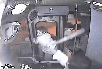 Mladić poku&scaron;ao opljačkati ženu u autobusu pa zavr&scaron;io u suzama