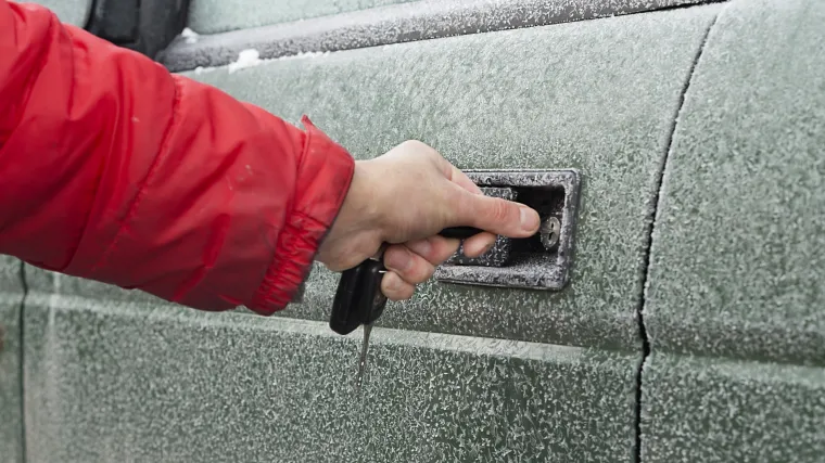Evo kako odlediti zaleđenu bravu na automobilu