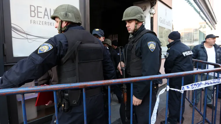 Deložacija u Preradovićevoj: policija došla naoružana kalašnjikovima