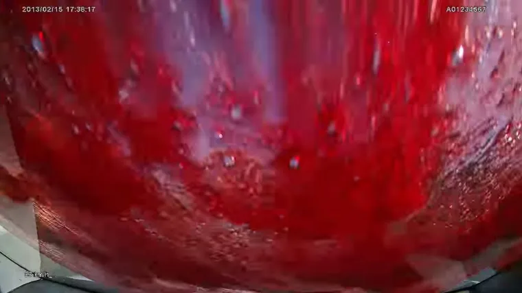 &Scaron;to se dogodi kad vozi&scaron; vino na autu i naleti&scaron; na rupu u cesti