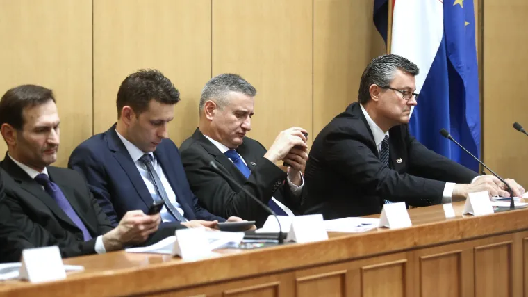 Karamarko 'fejsa' i iz sabornice: 'Sad vidimo tko je dijelio Hrvatsku! Svojim replikama Sabor pretvaraju u teatar'