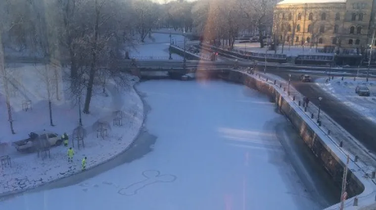 Netko je nacrtao divovski penis na ledu, službenici ne znaju &scaron;to bi