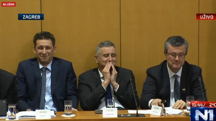 Karamarko se sa sjednice oglasio na Fejsu, ne može vjerovati što sluša