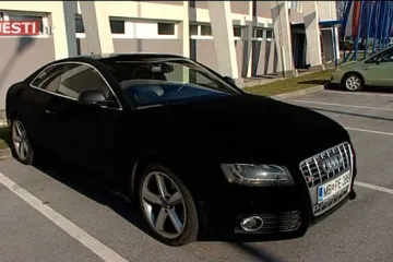 Baršunasti automobil Petra Stojanovića privlači poglede prolaznika